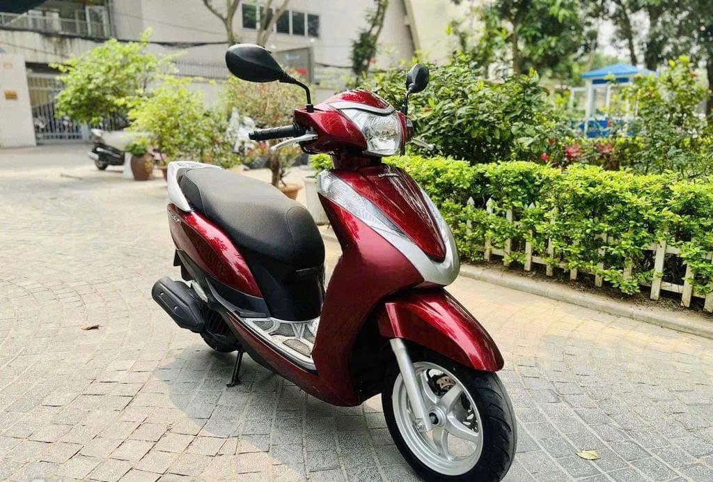 Red Honda Lead 1